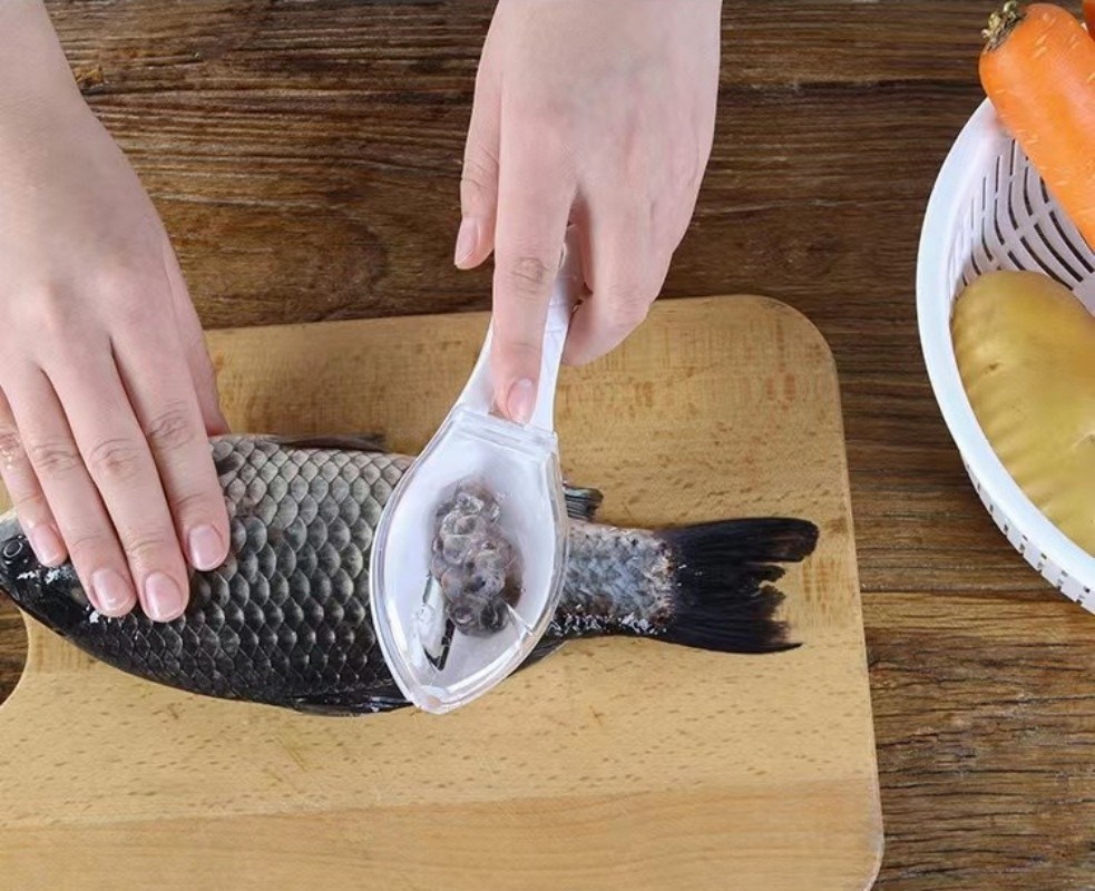 dropship 2pcs Manual Fish Scale Remover Scales Scraper Household Kitchen Gadget With Lid Fish Scale Scraper Plastic Gadget For Scraping Fish Scales Scraper