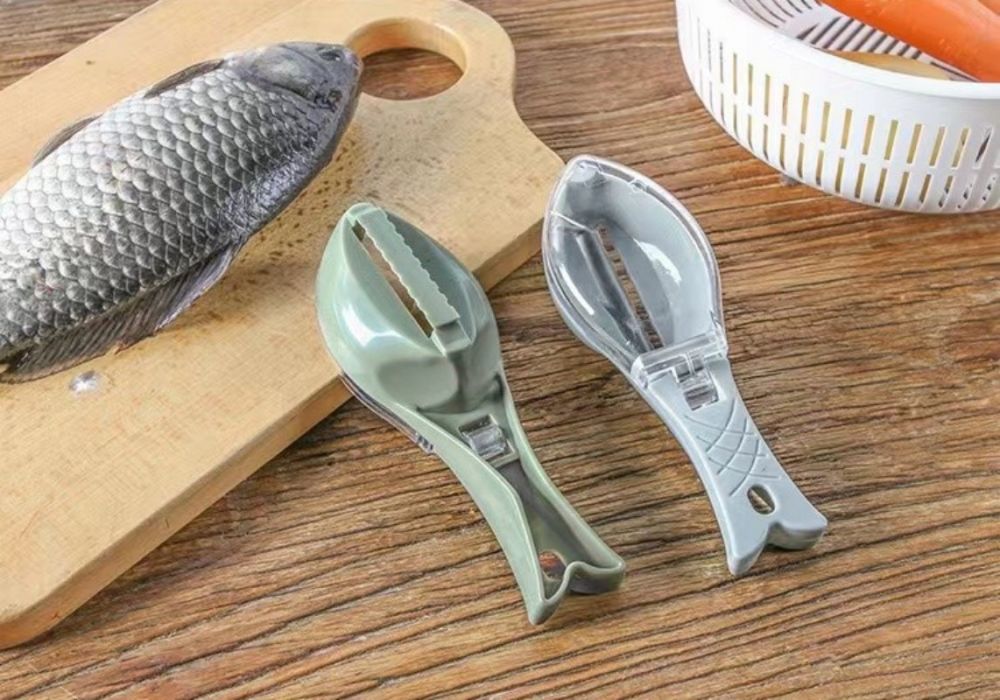 dropship 2pcs Manual Fish Scale Remover Scales Scraper Household Kitchen Gadget With Lid Fish Scale Scraper Plastic Gadget For Scraping Fish Scales Scraper