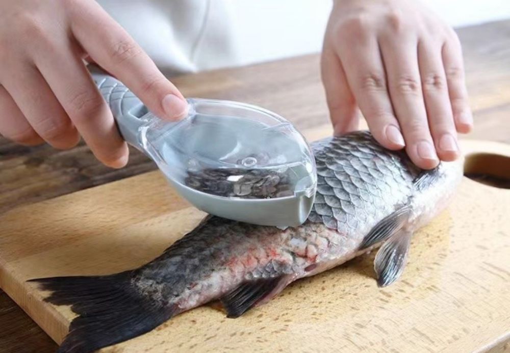dropship 2pcs Manual Fish Scale Remover Scales Scraper Household Kitchen Gadget With Lid Fish Scale Scraper Plastic Gadget For Scraping Fish Scales Scraper